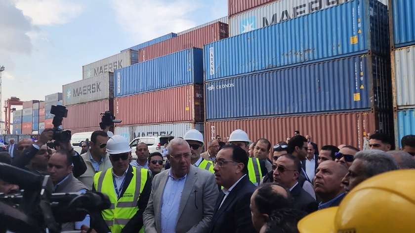 جولة رئيس الوزراء في ميناء الإسكندرية