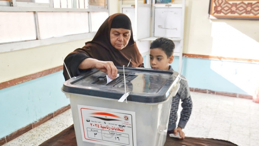 أم الشهيد سعيد حسين تدلي بصوتها في الانتخابات الرئاسية