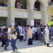 مئات الطلاب أثناء تقديم التظلمات