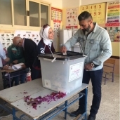 ياسر جلال وحنان ترك يدليان بصوتهما في الانتخابات الرئاسية