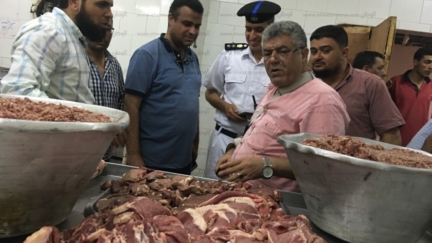 جانب من اللحوم الفاسده التى ضبطتها الحملة المكبرة على المطعم الشهير بمدينة مرسى مطروح