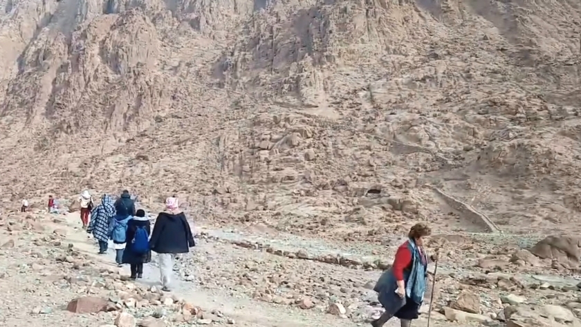 السياح ينزلون من قمة جبل موسي صباح اليوم الجمعة