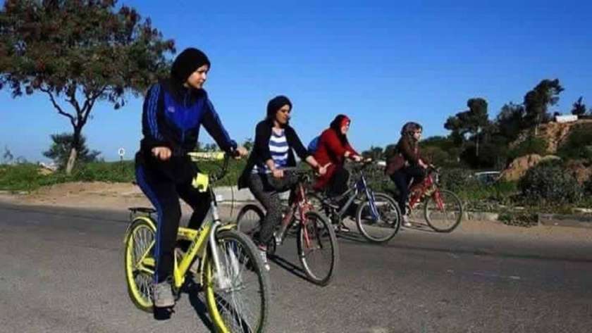 فتيات يقودن 3 دراجات هوائية