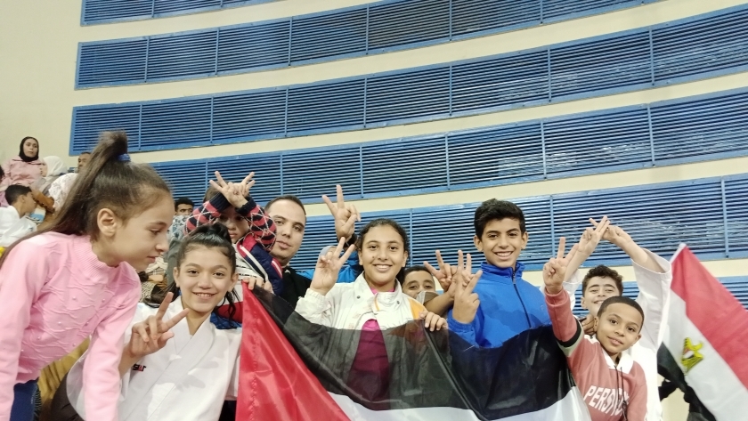 لاعبو الاتحاد المصري للكاراتيه يحملون العلم الفلسطيني