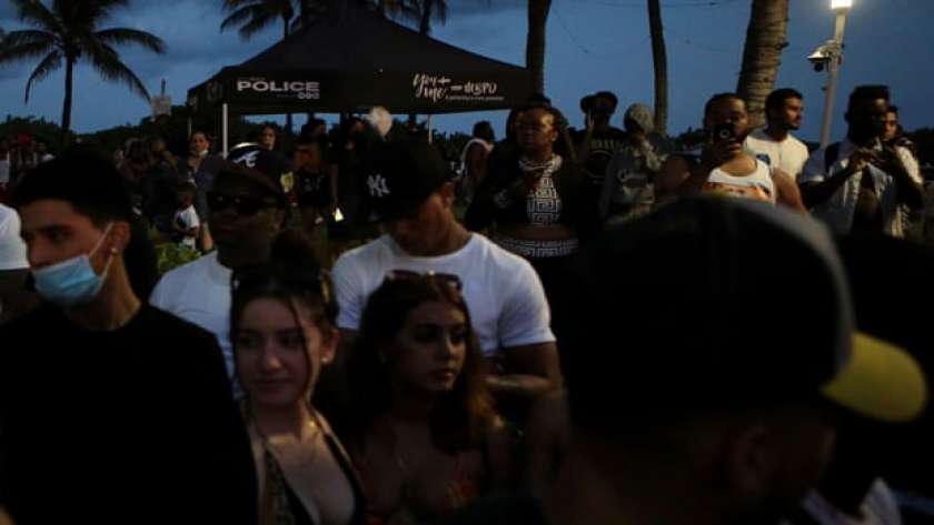 الحشود في مدينة ميامي قبل حظر التجول