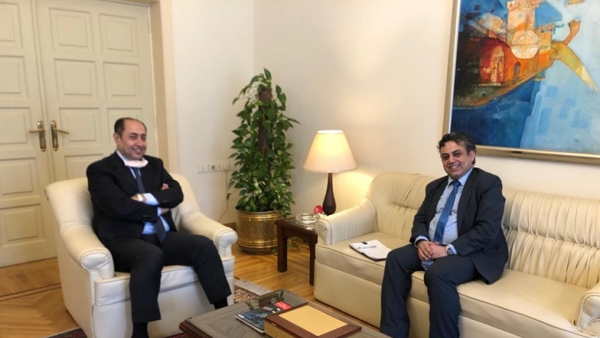 سيهانوك ديبو خلال لقائه بالجامعة العربية مع السفير حسام زكى
