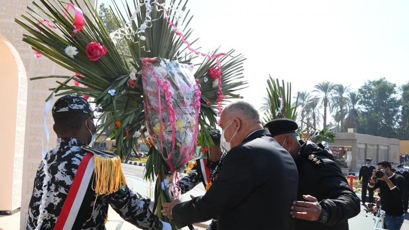 محافظ قنا ومدير الأمن يضعان «إكليل زهور» على النصب التذكاري للشهداء
