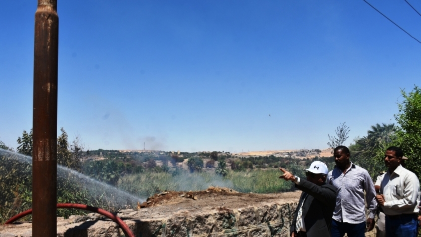محافظ أسوان يشرف على عملية إخماد حريق ببعض أشجار الحلف