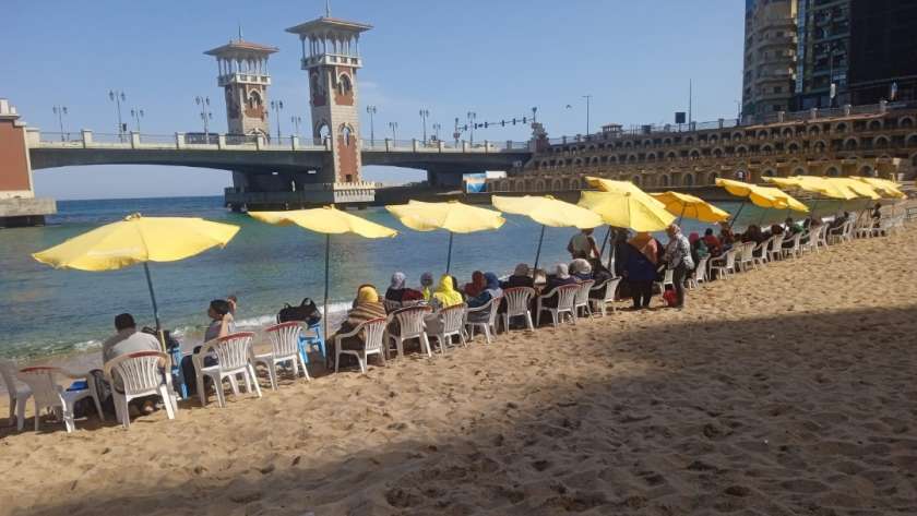 إقبال متوسط على شواطئ الإسكندرية