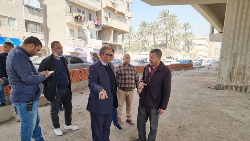 محمد نور الدين رئيس حي العمرانية ومساعدة محمد جمال خلال اعمال تطوير اسفل محور كمال عامر