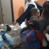تلاميذ يتلقون العلاج فى المستشفيات بعد تعرضهم لـ«التسمم»