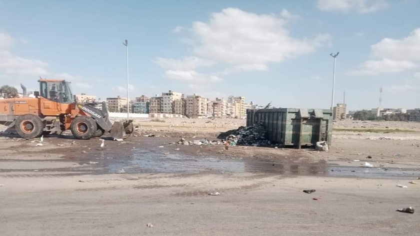 رفع القمامة من الشوارع في الإسماعيلية