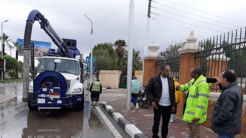 نائب وزير الإسكان يتابع سحب مياه الأمطار بالقاهرة والجيزة والقليوبية