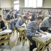 عدد من طلاب الثانوية أثناء أداء الامتحان «صورة أرشيفية»