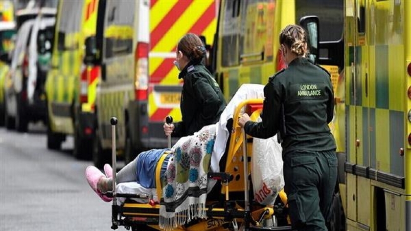 فرق الإسعاف فى لندن تنقل أحد مصابى «كورونا»