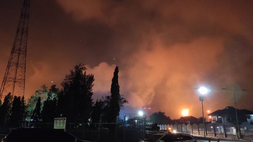 حريق في مصفاة لـ النفط في جاوة الغربية بإندونيسيا