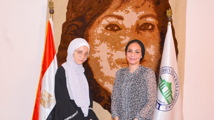 ياسمين الكاشف مع الطالبة نور عبد الغفار