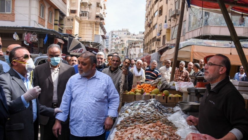 محافظ الإسكندرية في سوق الميدان بالمنشية