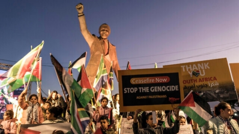 مظاهرات في فلسطين أمام تمثال نيلسون مانديلا