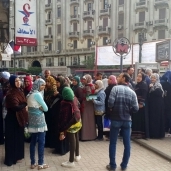 طوابير المواطنين أمام صيدلية الإسعاف لشراء «البنسلين»