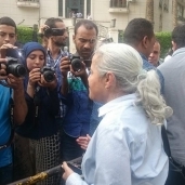 منى مينا خلف الحواجز الحديدية قرب نقابة الصحفيين
