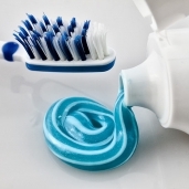 حكم غسل الأسنان في رمضان؟ تعبيرية