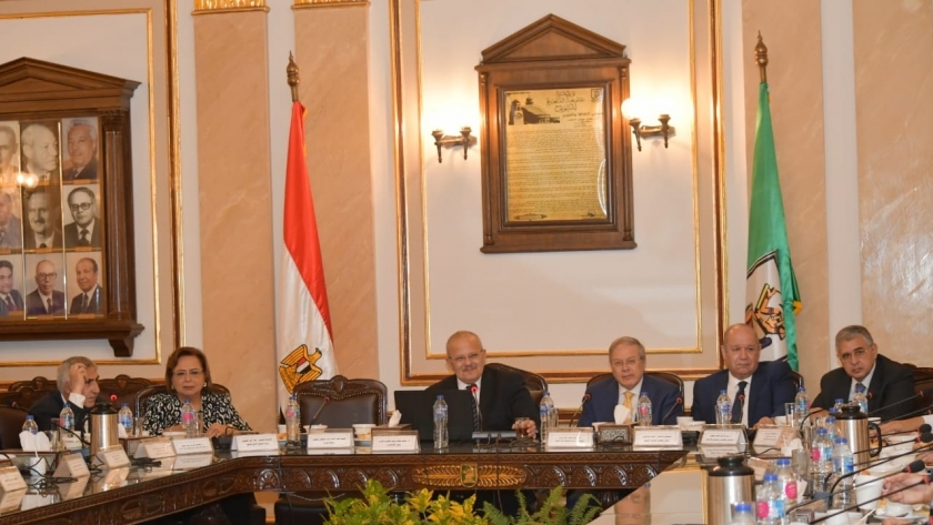 مجلس جامعة القاهرة يناقش إنشاء وحدات القياس والتقويم بكليات الجامعة