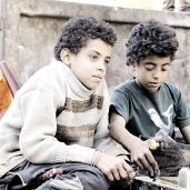 «فادى وشادى» طفلان يعملان فى جمع القمامة