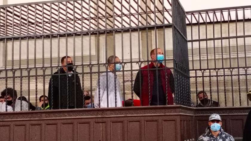 المتهم سفاح الجيزة داخل قفص الاتهام بمحكمة الإسكندرية