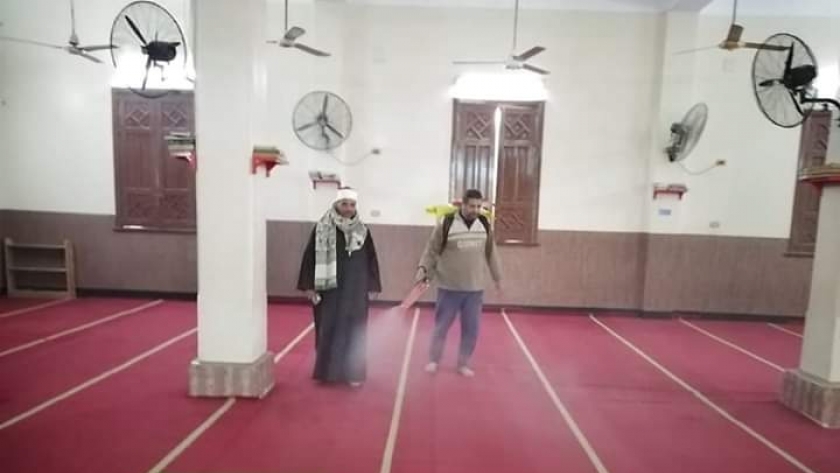 مواطنون بالغربية يعقمون المساجد على نفقتهم استعدادا لصلاة الجمعة