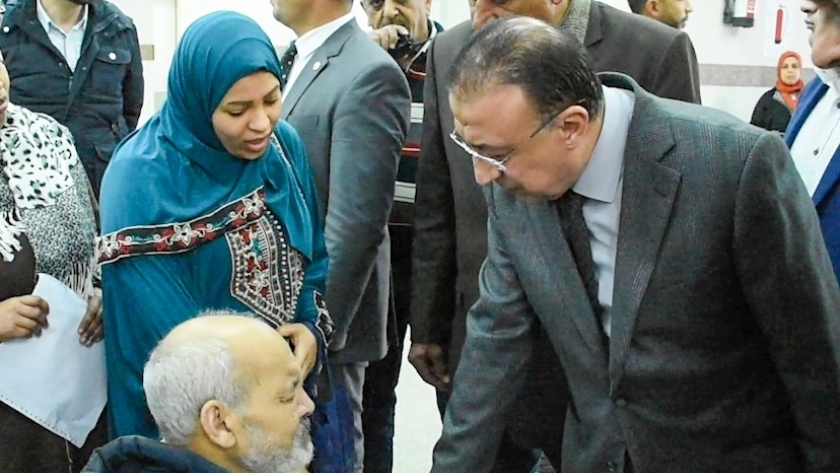  محافظ الإسكندرية يقوم بزيارة مفاجئة لمستشفي جمال عبد الناصر للوقوف على مستوي الخدمات الطبية بها