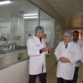 محافظ بني سويف يزور مصنع خميرة صيني يصدر ل168  دولة