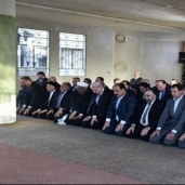 صور بثتها وكالة الأنباء السورية سانا للأسد وهو يصلي العيد في داريا