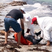 الهلال الأحمر الليبى ينقل إحدى الجثث إلى المستشفى