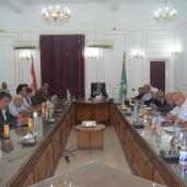 محافظ المنيا يجتمع برؤساء المدن