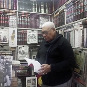 أحد باعة الكتب فى سور الأزبكية