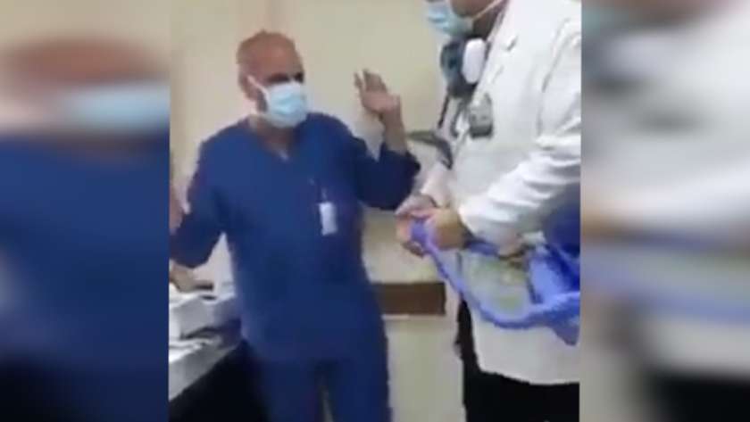 الطبيب عمرو خيري صاحب واقعة اسجد لكلبي