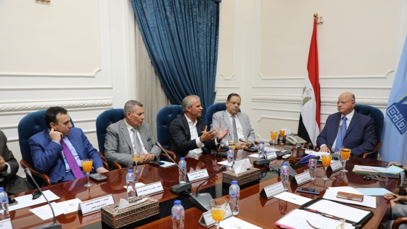 اجتماع محافظ القاهرة لتطوير الهوية البصرية للطريق الدائري