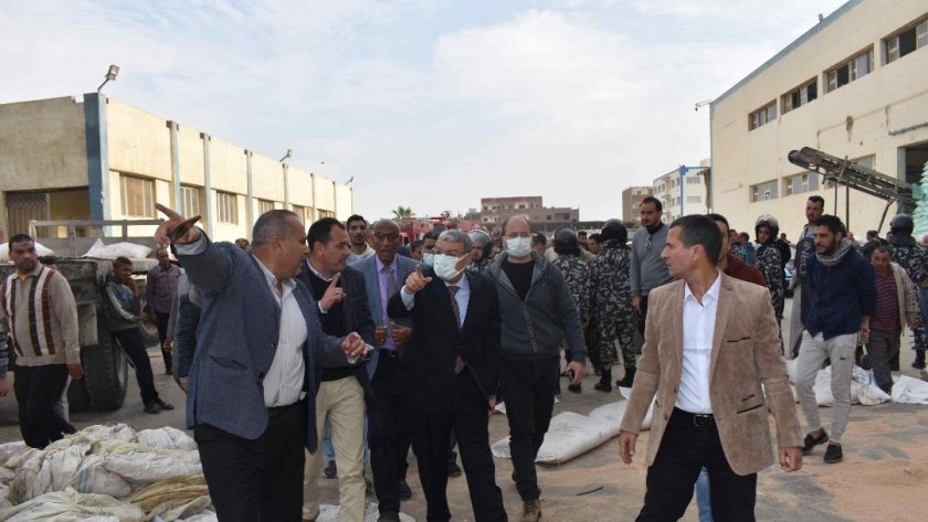 محافظ المنيا يتابع حادث انهيار صومعة