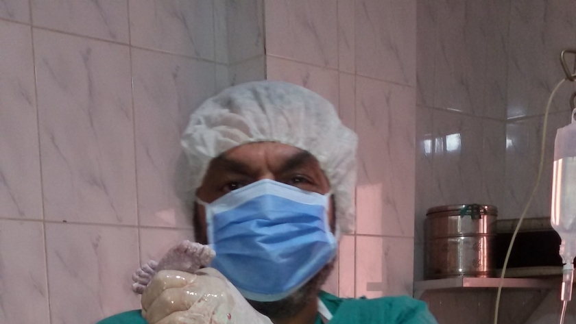 «د. سعيد» أثناء إحدى العمليات