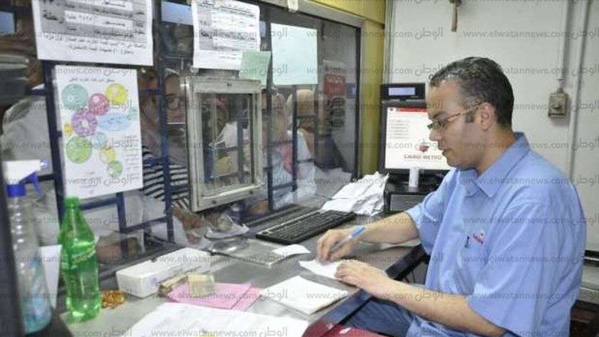 أحد صرافي تذاكر مترو الأنفاق - صورة أرشيفية