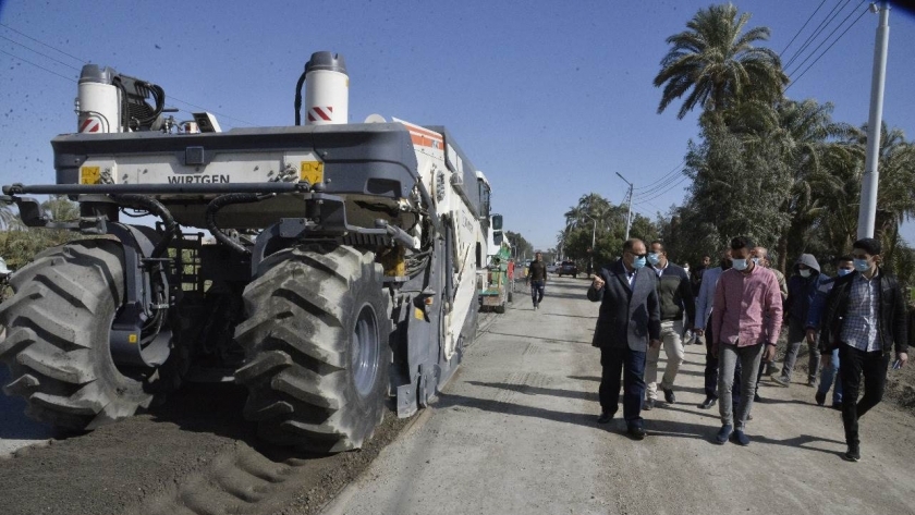 محافظ أسيوط يتفقد أعمال رصف طريق " أسيوط – أبوتيج " الزراعي