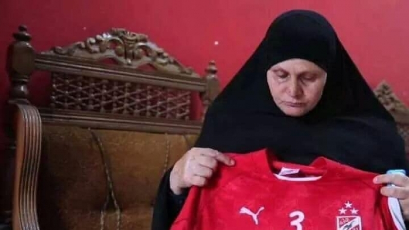 والدة محمد عبدالوهاب ترفع قميص ابنها
