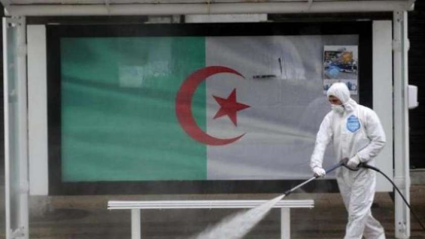 عمليات تعقيم في شوارع الجزائر لمواجهة كورونا