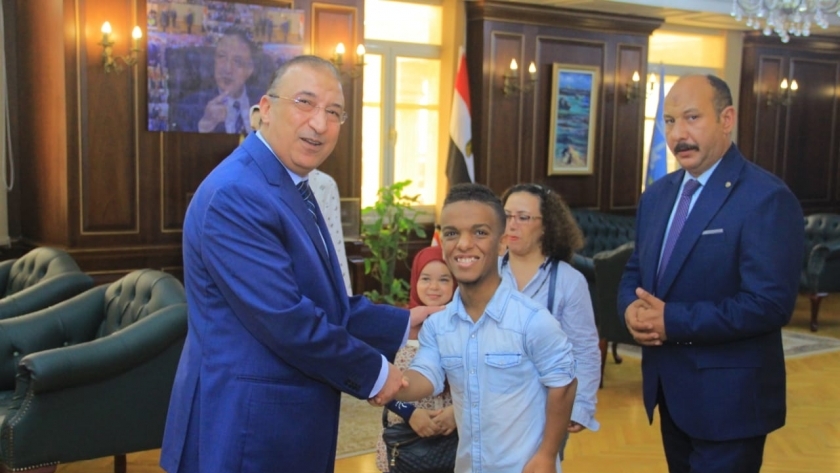 محافظ الإسكندرية مع ممثلي قصار القامة