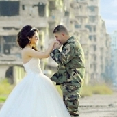 عروسان سوريان يلتقطان صوراً لزفافهما وسط الأنقاض
