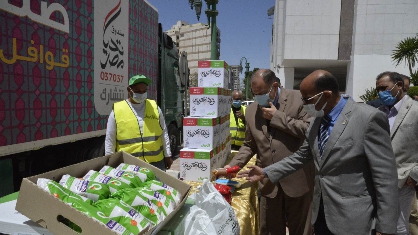 محافظ أسيوط يستقبل سيارات مواد غذائية من صندوق تحيا مصرلاستهداف الأسر الأولى بالرعاية