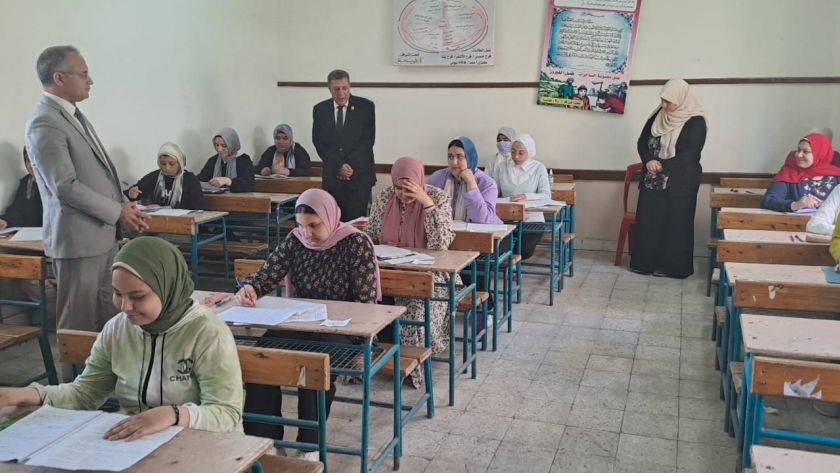 طالبات تؤدي امتحان الشهادة الإعدادية 2023