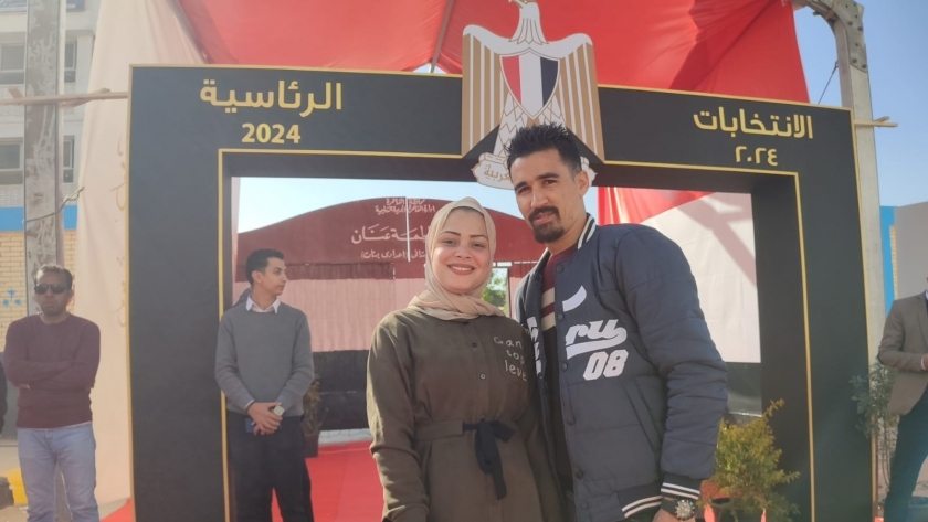 زوجان يساعدان الناخبين بالقاهرة الجديدة