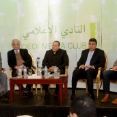 «مسلم» و«السناوى» و«الوروارى» و«عبدالعزيز» و«شفيق» خلال مشاركتهم فى ندوة النادى الإعلامى